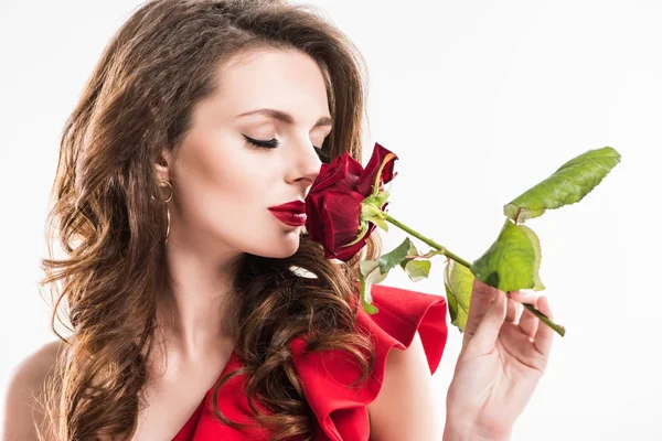 Menina elegante cheirar rosa com os olhos fechados isolados no conceito dia branco, valentines — Fotografia de Stock