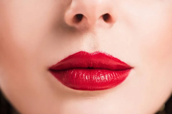 Imagen recortada de mujer con labios rojos y piel limpia - foto de stock