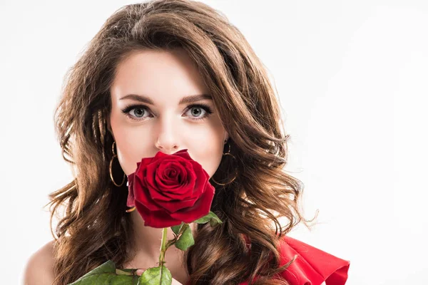 Attraktives Mädchen bedeckt Mund mit roter Rose isoliert auf weißem, Valentinstag-Konzept — Stockfoto