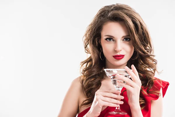 Ragazza alla moda in abito rosso con un bicchiere di cocktail isolato su bianco — Foto stock