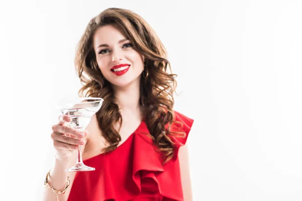 Modisches Mädchen im roten Kleid zeigt Glas Cocktail isoliert auf weiß — Stockfoto