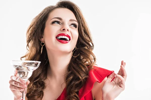 Ridendo bella donna che tiene un bicchiere di cocktail isolato su bianco — Foto stock