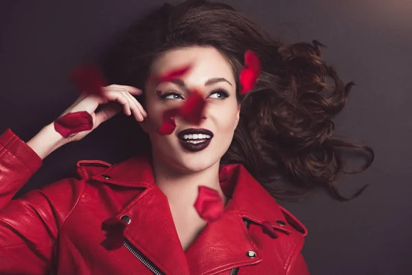 Vue du dessus de fille souriante avec des pétales de roses tombantes, concept de Saint-Valentin — Photo de stock