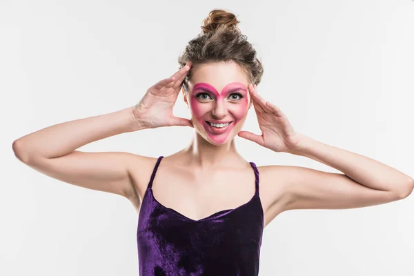 Glückliches Mädchen mit gemaltem rosa Herz im Gesicht isoliert auf weißem, Valentinstag-Konzept — Stockfoto