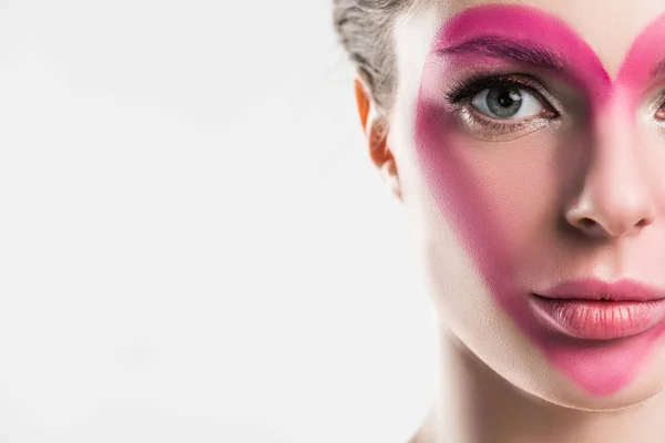 Immagine ritagliata di ragazza con il cuore rosa dipinto sul viso isolato su bianco, concetto di giorno di San Valentino — Foto stock