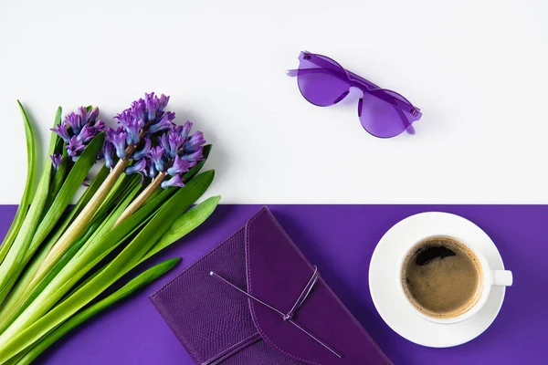 Vista superior do buquê de flores de jacinto roxo e xícara de café na mesa — Fotografia de Stock