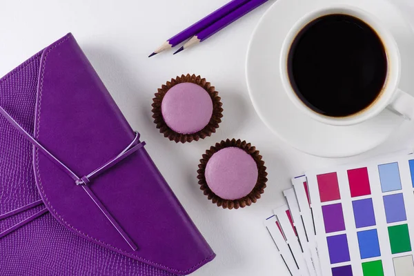 Vista superior del espacio de trabajo con taza de café y paleta de diseño - foto de stock