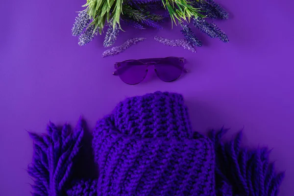 Vista dall'alto di occhiali, sciarpa e fiori isolati su viola — Foto stock