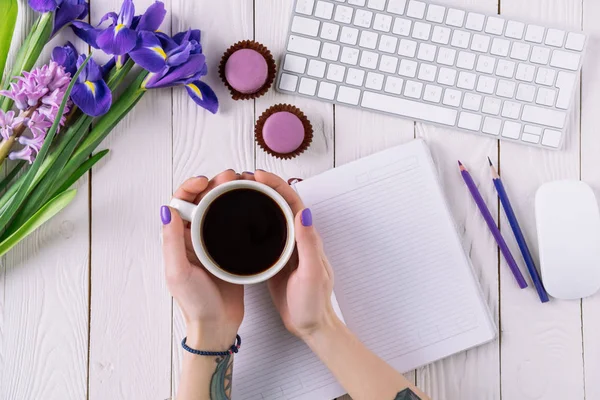 Cropped shot of woman drinking coffee at workplace — Stock Photo