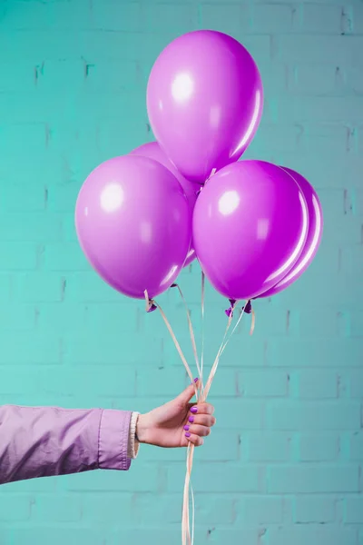 Plan recadré de la femme tenant des ballons d'hélium rose — Photo de stock