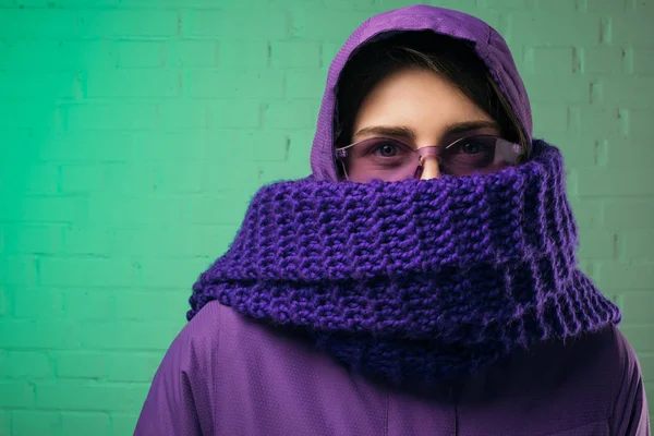 Fille en lunettes de soleil violettes et vêtements élégants regardant la caméra — Photo de stock