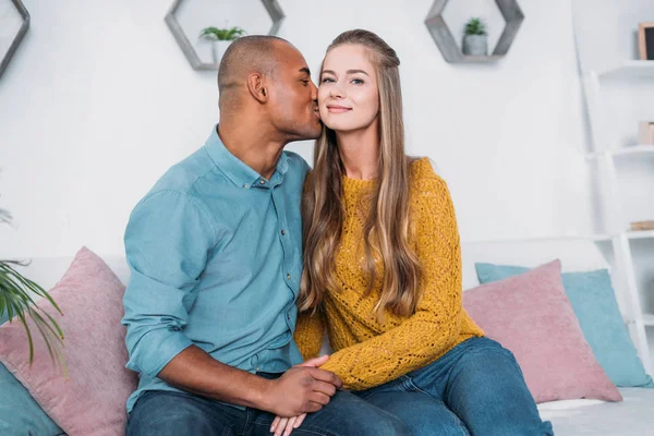 Africano americano fidanzato baciare fidanzata — Foto stock
