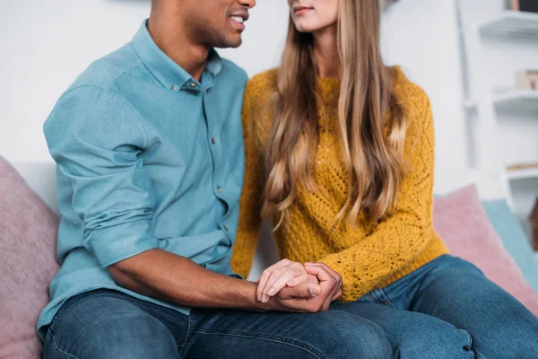 Imagem cortada de casal multicultural de mãos dadas — Fotografia de Stock