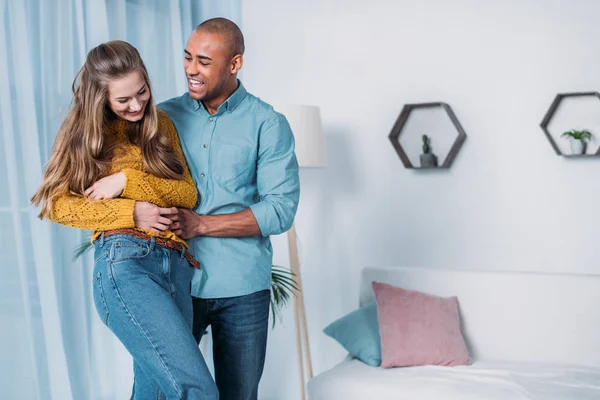 Africano americano fidanzato abbracciare fidanzata — Foto stock