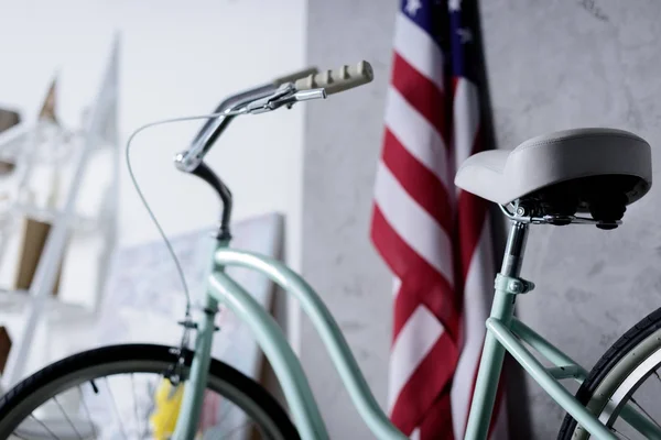Fahrrad und US-Fahne in heller Wohnung — Stockfoto