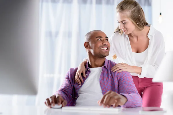 Sonriente caucásico novia abrazando africano americano novio — Stock Photo