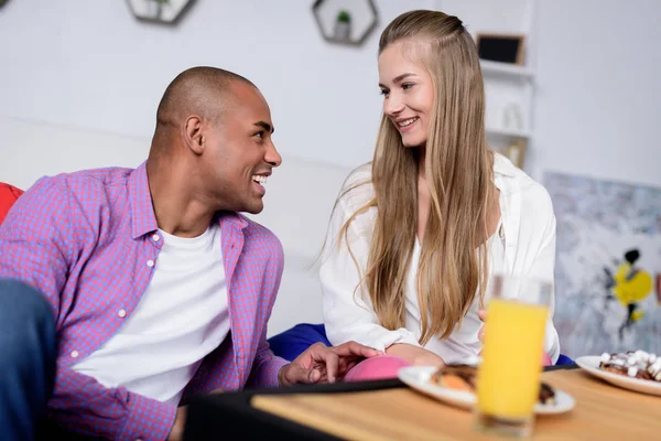 Sorrindo casal multicultural olhando um para o outro — Fotografia de Stock