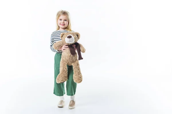 Стильна маленька дитина з плюшевим ведмедем ізольована на білому — Stock Photo