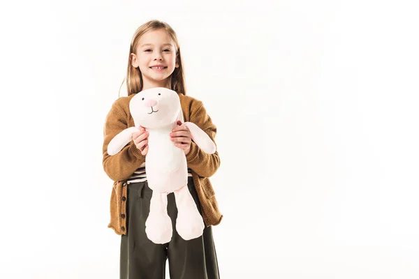 Niño feliz con conejito de juguete suave aislado en blanco - foto de stock