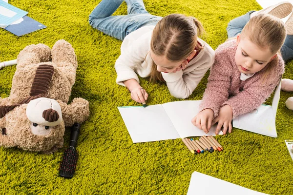 Little sisters drawing together on floor — Stock Photo