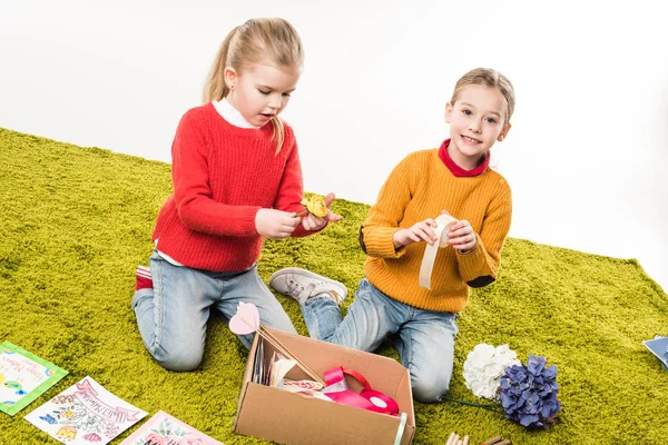 Hermosas hermanitas haciendo bricolaje tarjetas de felicitación aisladas en blanco - foto de stock