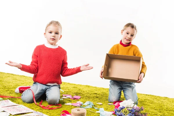 Hermanas pequeñas fuera de material para tarjetas de felicitación bricolaje aisladas en blanco — Stock Photo