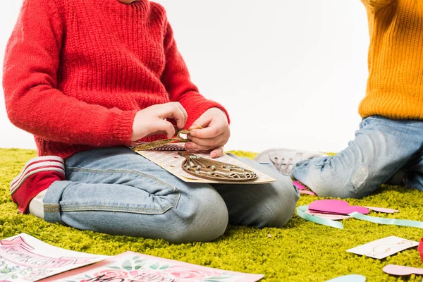 Recortado tiro de niño pequeño haciendo bricolaje tarjeta de felicitación - foto de stock