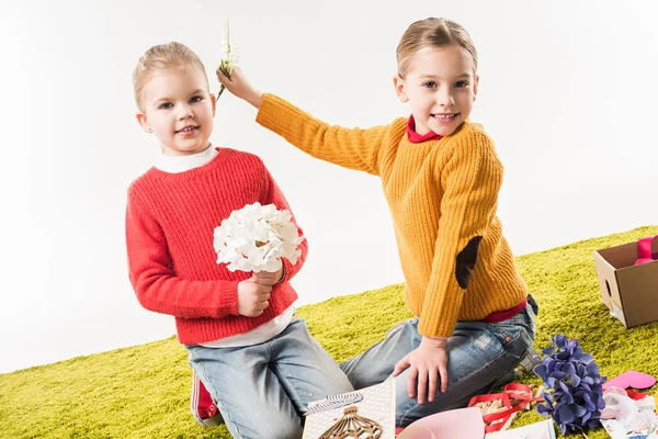 Sorelline sedute sul pavimento mentre fanno festa della mamma biglietto di auguri isolato su bianco — Foto stock