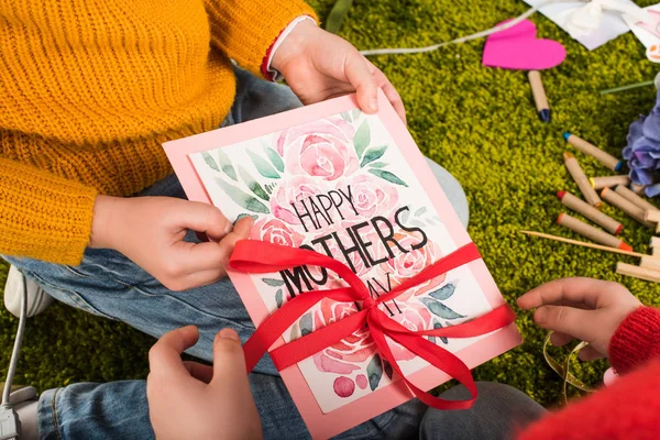 Обрезанный снимок маленьких детей, готовящих поздравительные открытки на день матери — стоковое фото