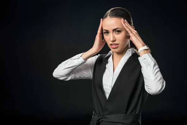 Müde Geschäftsfrau mit Kopfschmerzen, isoliert auf schwarz — Stockfoto