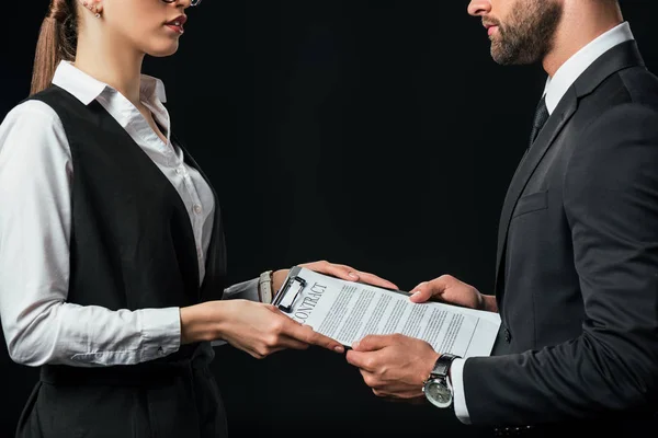 Colegas de negócios segurando contrato, isolado em preto — Fotografia de Stock