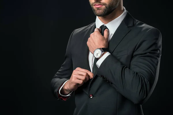 Vista recortada de hombre de negocios en chaqueta y corbata, aislado en negro - foto de stock