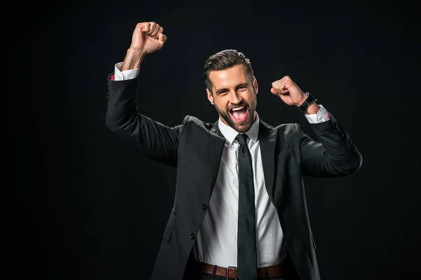 Взволнованный успешный бизнесмен кричать и праздновать изолированы на черный — стоковое фото