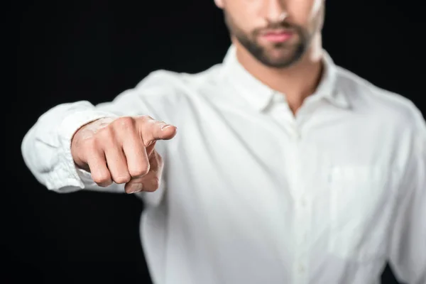 Vista ritagliata di uomo d'affari in camicia bianca che punta a voi, isolato su nero — Foto stock