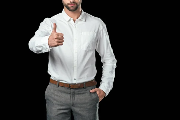 Vista recortada de hombre de negocios en camisa blanca que muestra el pulgar hacia arriba, aislado en negro - foto de stock