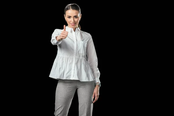 Привлекательная деловая женщина, показывающая большой палец вверх, изолированная от черного — стоковое фото