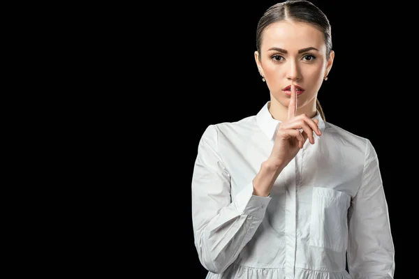 Geschäftsfrau zeigt Schweigesymbol, isoliert auf schwarz — Stockfoto