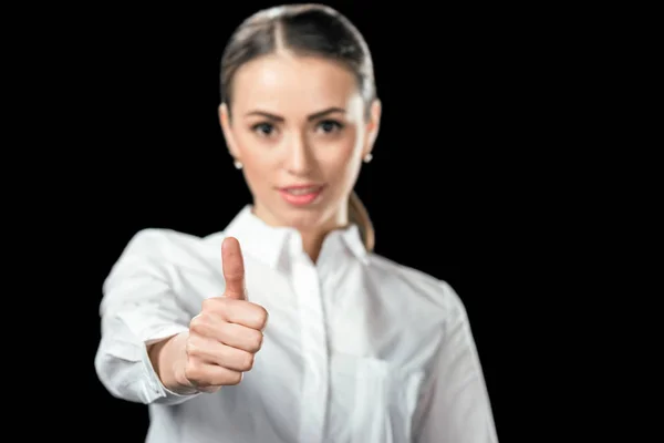 Избирательный фокус деловой женщины, показывающей большой палец вверх, изолированной от черного — стоковое фото