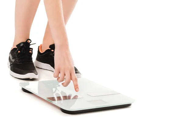 Обрізаний знімок жінки, що вказує на ваги ізольовані на білому — стокове фото