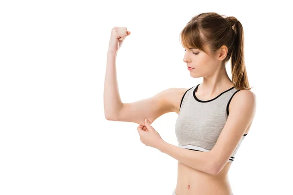 Joven mujer delgada mostrando bíceps aislados en blanco - foto de stock