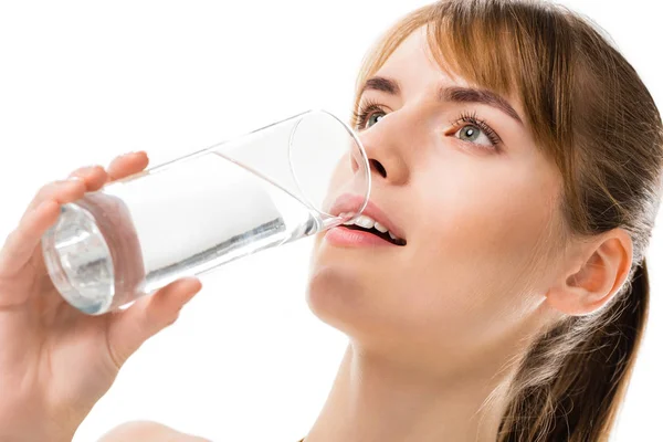 Jovem mulher bebendo água isolada em branco — Fotografia de Stock