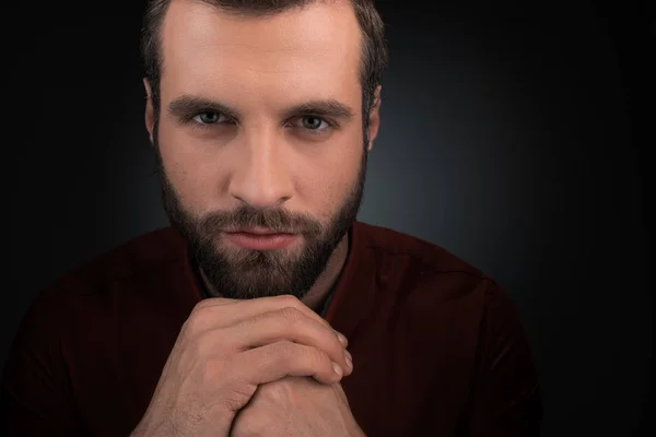 Retrato de homem pensativo com as mãos em bloqueio isolado em preto — Fotografia de Stock