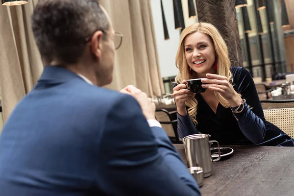 Hermosa pareja adulta en la fecha en la cafetería - foto de stock