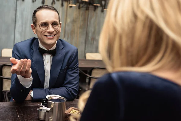 Schöner erwachsener Mann im Gespräch mit seiner Freundin im Restaurant — Stockfoto