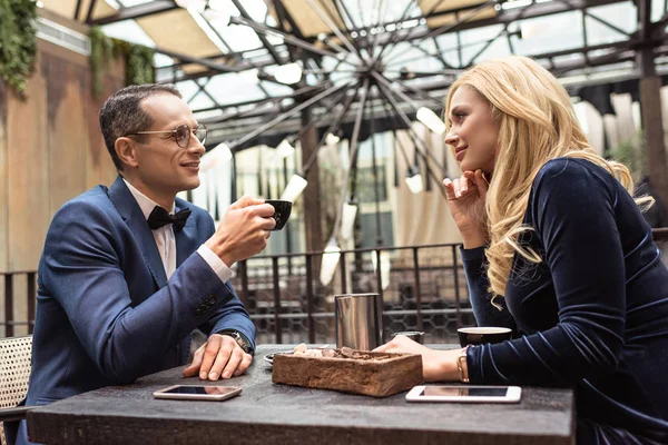 Belo casal adulto beber café no restaurante elegante — Fotografia de Stock