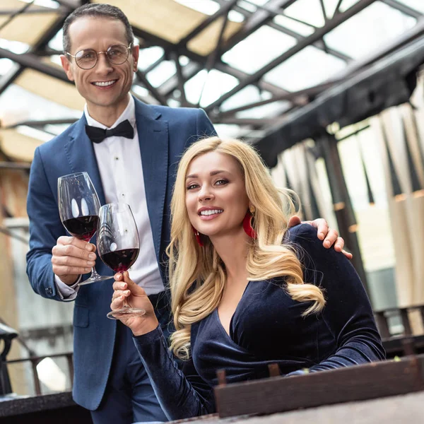 Belo casal adulto com copos de vinho — Fotografia de Stock