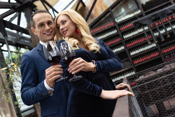 Atraente casal adulto beber vinho no restaurante loft — Fotografia de Stock