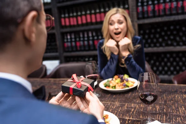 Mann überreicht aufgeregter Freundin Valentinstag-Geschenk — Stockfoto