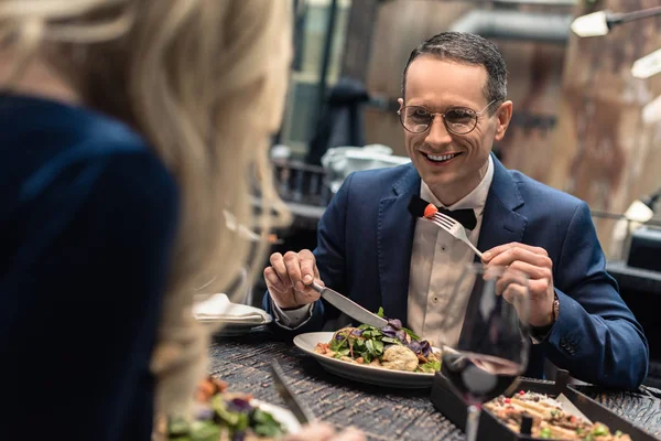 Casal comendo no moderno restaurante de luxo — Fotografia de Stock