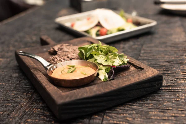 Comida de restaurante gourmet em mesa rústica de madeira — Fotografia de Stock